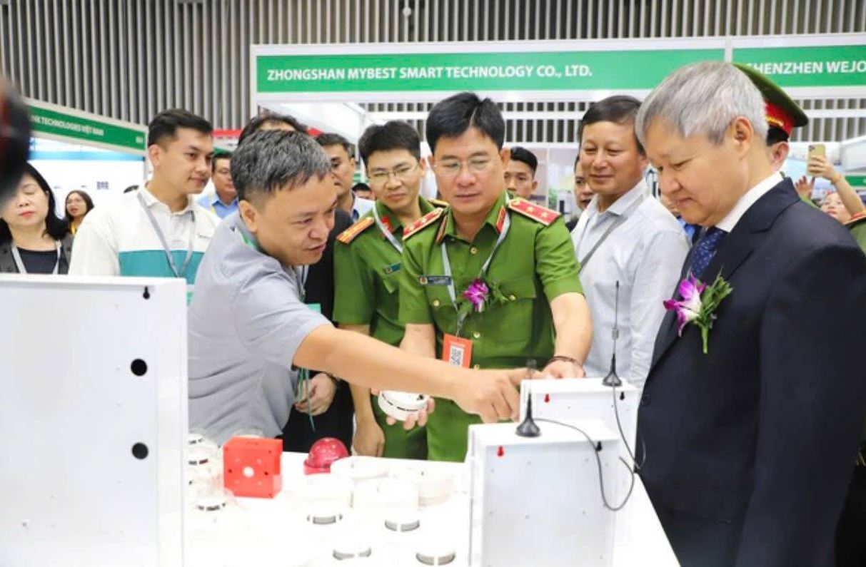 Trung tướng Nguyễn Tuấn Anh, Cục trưởng Cục Cảnh sát PCCC và CNCH trải nghiệm các thiết bị và công nghệ mới trong lĩnh vực an ninh, an toàn, PCCC, CNCH